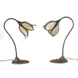 Paar Tischlampen 1920/30er Jahre, Messingblech/Glas, einflammig, navetteförmiger Stand, gebogter