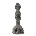 Reserve: 50 EUR        Guanyin China, 20. Jh., Bronze, die Guanyin auf einem runden Lotussockel