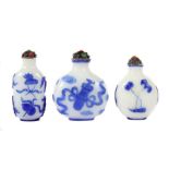 Reserve: 25 EUR        3 Snuffbottles China, Pekingglas weiß, 3 unterschiedlich bauchige