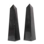 Reserve: 200 EUR        Paar Obelisken wohl Italien, 20. Jh., schwarz merlierter Marmor, eckige