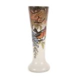 Reserve: 50 EUR        Vase mit Rotkehlchen Gras, Frankreich, um 1920, farbloses Glas,