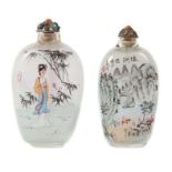 Reserve: 25 EUR        2 Snuffbottles China, Glas, innenseitige Bemalung mit zwei höfischen Damen