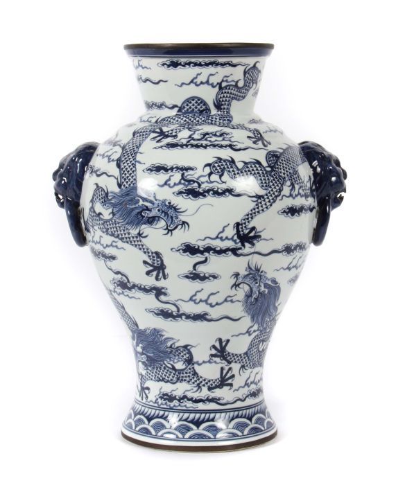 Reserve: 170 EUR        Vase mit Drachenmalerei China, späte Qing-Dynastie, Porzellan, blaue