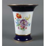 Reserve: 120 EUR        Trompetenvase mit Blumenmalerei Meißen, 1924-34, Porzellan, polychrome