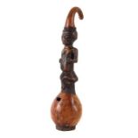 Figürliche Kalebassenpfeife D.R. Kongo, wohl Stamm der Luba, Holz geschnitzt, patiniert, auf