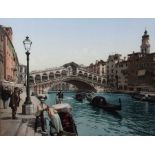 Reserve: 100 EUR        Venedig die Rialtobrücke, Ansicht des Kanals mit Gondeln und einem