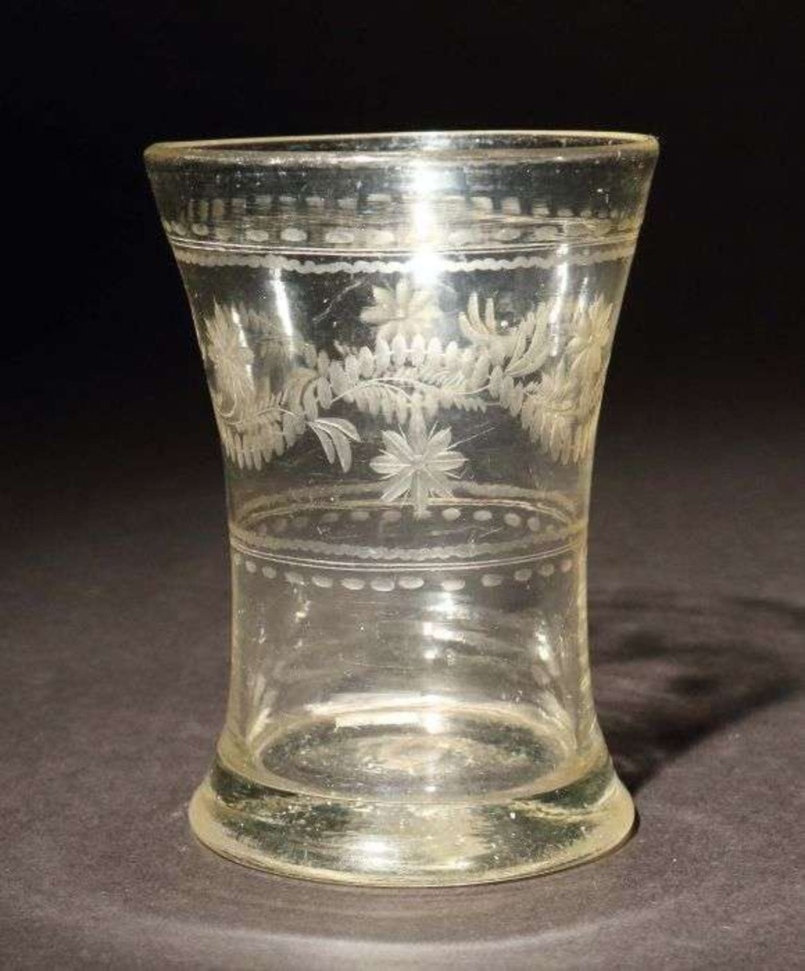 Reserve: 40 EUR        Becher Deutschland, um 1800, farbloses Glas, mundgeblasen, Dekor mit