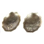 2 kleine Schalen China, 1. Hälfte 20. Jh., Messing, ovale Grundform, Ränder geschwungen und gezackt,