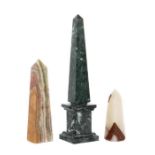 Reserve: 100 EUR        3 Obelisken 20. Jh., grün merlierter Marmor u. Achat, eckige konisch