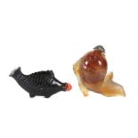 Reserve: 25 EUR        2 Snuffbottles China, wohl Achat und Jade, je in Form eines Fisches, L: je