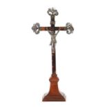 Kleines Standkruzifix 19. Jh., das Kreuz mit Schildpattauflage, der Corpus Christi und die filigrane