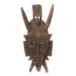 Kpelié-Maske Elfenbeinküste, Stammeskunst der Senufo, Holz geschnitzt, braun patiniert,