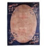 China Salonteppich, Wolle handgeknüpft, im Zentrum ein grosser ovaler Ausschnitt in Apricotfarben,