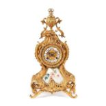 Kaminuhr im Louis XV-Stil 20. Jh., Metallguß vergoldet, tailliertes Gehäuse mit reichem Zierrat: