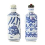 Reserve: 30 EUR        2 Snuffbottles China, um 1900, Porzellan, Blaumalerei, 1x mit Drache über