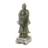 Reserve: 50 EUR        Qu Yuan China, 20. Jh., wohl grüner Aktinolith, wohl Figur des Dichters Qu