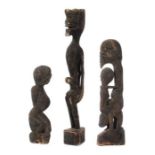 3 Figuren Bali, Holz geschnitzt, schwarz patiniert, 3 auf Sockel stehende männliche Figuren, H: