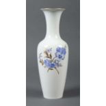 Reserve: 80 EUR        Vase mit Blumenmalerei KPM Berlin, 1962-92, Form "Asia": Johannes Henke,