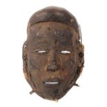 Reserve: 40 EUR        Maske wohl Nigeria, Holz geschnitzt, braune Krustenpatina, Reste einer