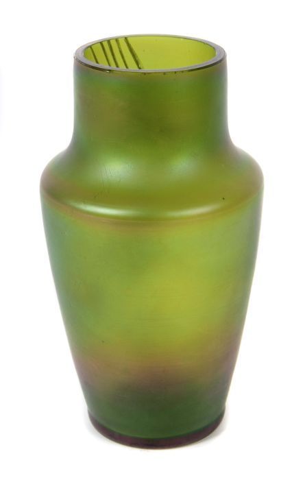 Reserve: 60 EUR        Vase mit Fischdekor Böhmen, um 1900, grün eingefärbtes Glas, modelgeblasen, - Image 2 of 2