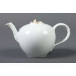 Reserve: 100 EUR        Kleine Teekanne Meißen, 1774-1815, Porzellan, glasiert, leicht gewölbter