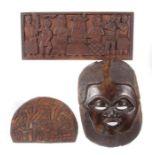 2 Relieftafeln und 1 Maske Afrika, u.a. Benin/Malawi, Holz geschnitzt, braun patiniert, 1x