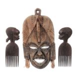 2 Kämme und 1 Maske Tansania/Kenya, Holz geschnitzt, part. patiniert, 2 Kämme im Stil der Makonde,