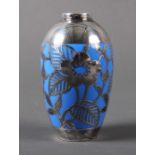 Kleine Art-Déco-Vase mit Silberoverlay Overlay: Friedrich Wilhelm Spahr, 1937/40, umlaufend Blüten