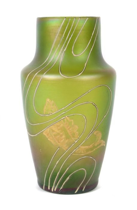 Reserve: 60 EUR        Vase mit Fischdekor Böhmen, um 1900, grün eingefärbtes Glas, modelgeblasen,