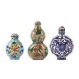 Reserve: 25 EUR        3 Snuffbottles China, Cloisonné auf Messing/Kupfer, mit floraler