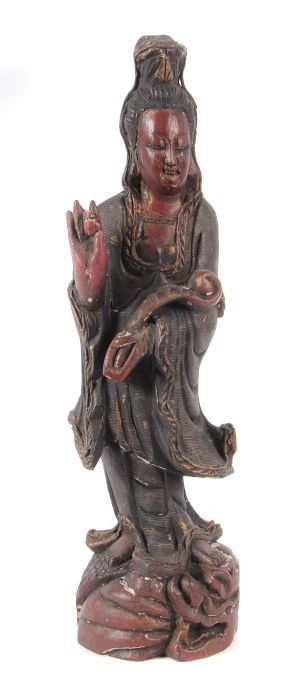 Reserve: 40 EUR        Guanyin China, 20. Jh., Holz, rot gefasst, part. vergoldet, Figur der Guanyin