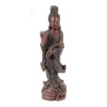 Reserve: 40 EUR        Guanyin China, 20. Jh., Holz, rot gefasst, part. vergoldet, Figur der Guanyin