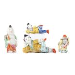 Reserve: 25 EUR        4 Snuffbottles China, Porzellan, in Form von Menschen, polychrom staffiert,