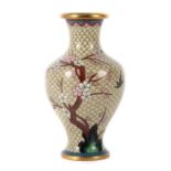 Reserve: 40 EUR        Cloisonné-Vase China, 20. Jh., Messing, balusterförmig, polychrome