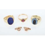 Konvolut Goldschmuck 20. Jh., Gelbgold 585, 5-tlg. best. aus: 3 Damenringen, (u.a. 2 Siegelringen)