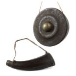 Gong mit Schlaghorn Tibet, 19./20. Jh., Metall/Horn, Gong mit eingesetzter Messingkuppel,
