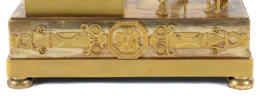 Empire-Figurenpendule Frankreich, Anfang 19. Jh., vergoldetes Bronzegehäuse, Relief im Sockel, neben - Bild 5 aus 8