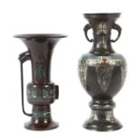 2 Champlevé-Vasen 19./20. Jh., wohl China, 1 Balustervase mit zwei zoomorphen Zierhenkeln sowie eine