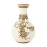 Satsuma-Vase Japan, 20. Jh., Porzellan, beiger Scherben, bauchige Vase mit langem, auskragendem