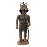 Figur Afrika, Holz geschnitzt, braun patiniert, auf Sockel stehende männliche Figur, einen Stab in