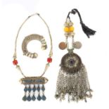 Konvolut Schmuck Indien/Afghanistan, 19./20. Jh., 3-teilig: 1 Armreif, hohl gearbeitet, mit