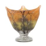 Vase mit Birken im Schneekleid Daum Frères, Nancy, Frankreich, um 1900, farbloses Glas mit gelben