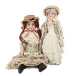 2 Mädchenpuppen Armand Marseille, Sonnenberg, 1x Biskuitporzellan-Brustblattkopf-Puppe, gemarkt