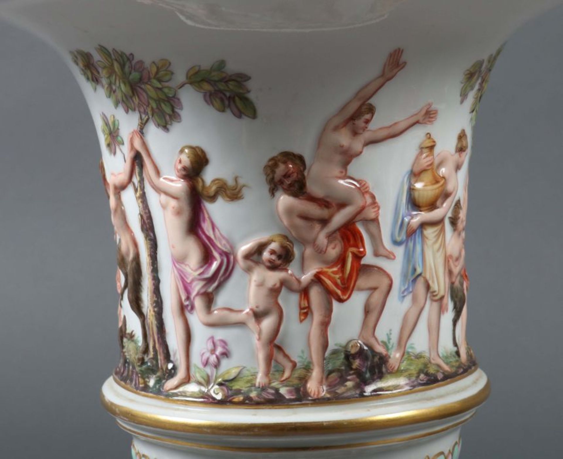 Kratervase mit Bacchantenfries Meißen, um 1870, Porzellan, polychrome Aufglasurbemalung, part. - Image 4 of 6