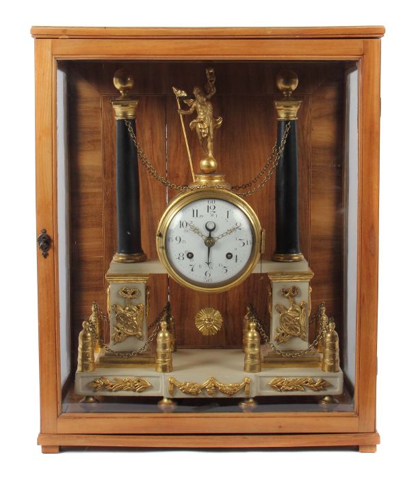 Louis XVI-Pendule Um 1767/1784, bez. " D.H. Nettmann, Cassel ", Holz teilw. vergoldet und gefasst, - Bild 3 aus 5