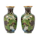 Paar Cloisonné-Vasen wohl China, 19./20. Jh., balusterförmige Vasen mit Darstellung von aufblühenden