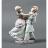 Figurengruppe "Maskenball" Lladro, Ende 20. Jh., Porzellan, pastelltonige Unterglasurbemalung,