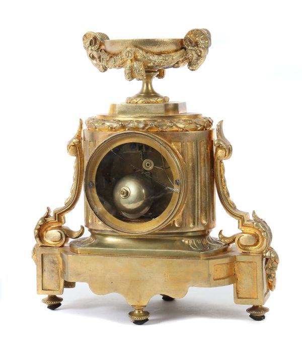 Kaminuhr im Louis XVI-Stil Frankreich, Ende 19. Jh., bez. "Bauchot", Messing, reich ornamentierter - Bild 3 aus 3
