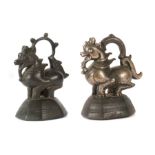 2 Opiumgewichte wohl Myanmar, wohl 17./18. Jh., Bronze, in Form des löwenartigen-Fabelwesens Chinthe