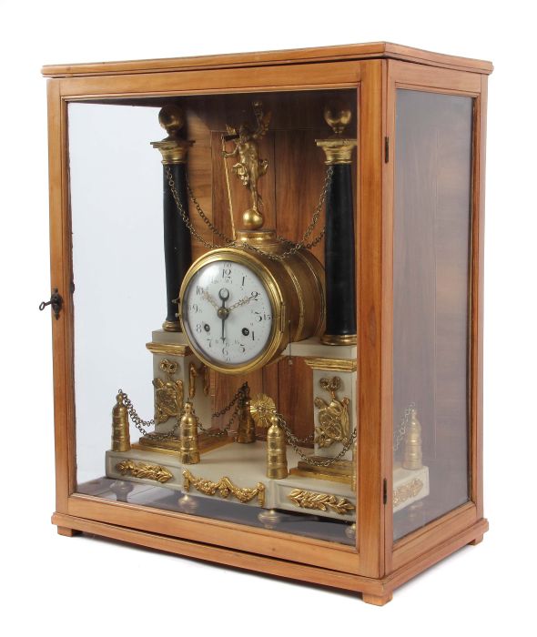 Louis XVI-Pendule Um 1767/1784, bez. " D.H. Nettmann, Cassel ", Holz teilw. vergoldet und gefasst, - Bild 2 aus 5